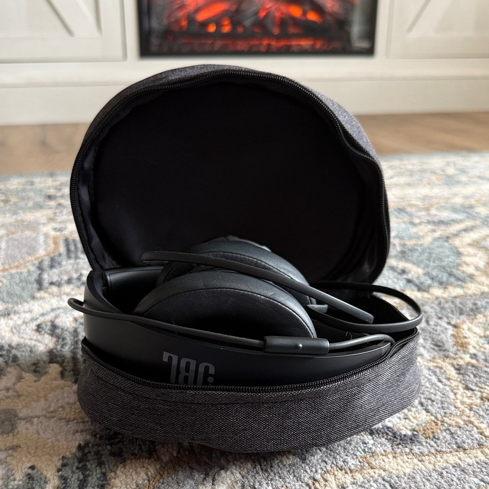 JBL Compact Foldable Headphones in Black
